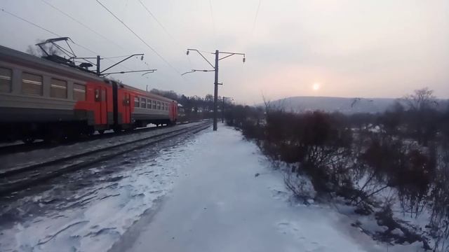 Электропоезд ЭД9Т-0022 сообщением Владивосток-Кипарисово морозным утром на Транссибе. смотреть онлайн