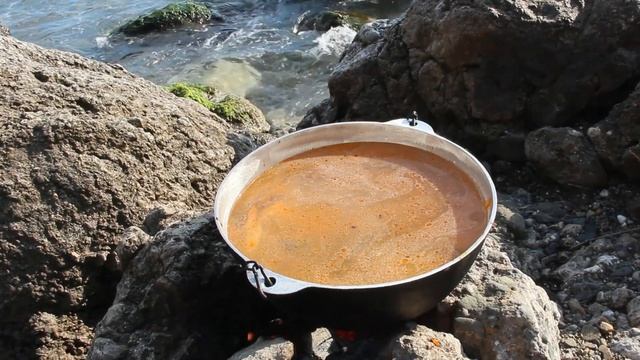 РЫБНАЯ СОЛЯНКА В КАЗАНЕ НА КОСТРЕ!!! ENG SUB.