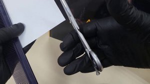 Как правильно держать ножницы??