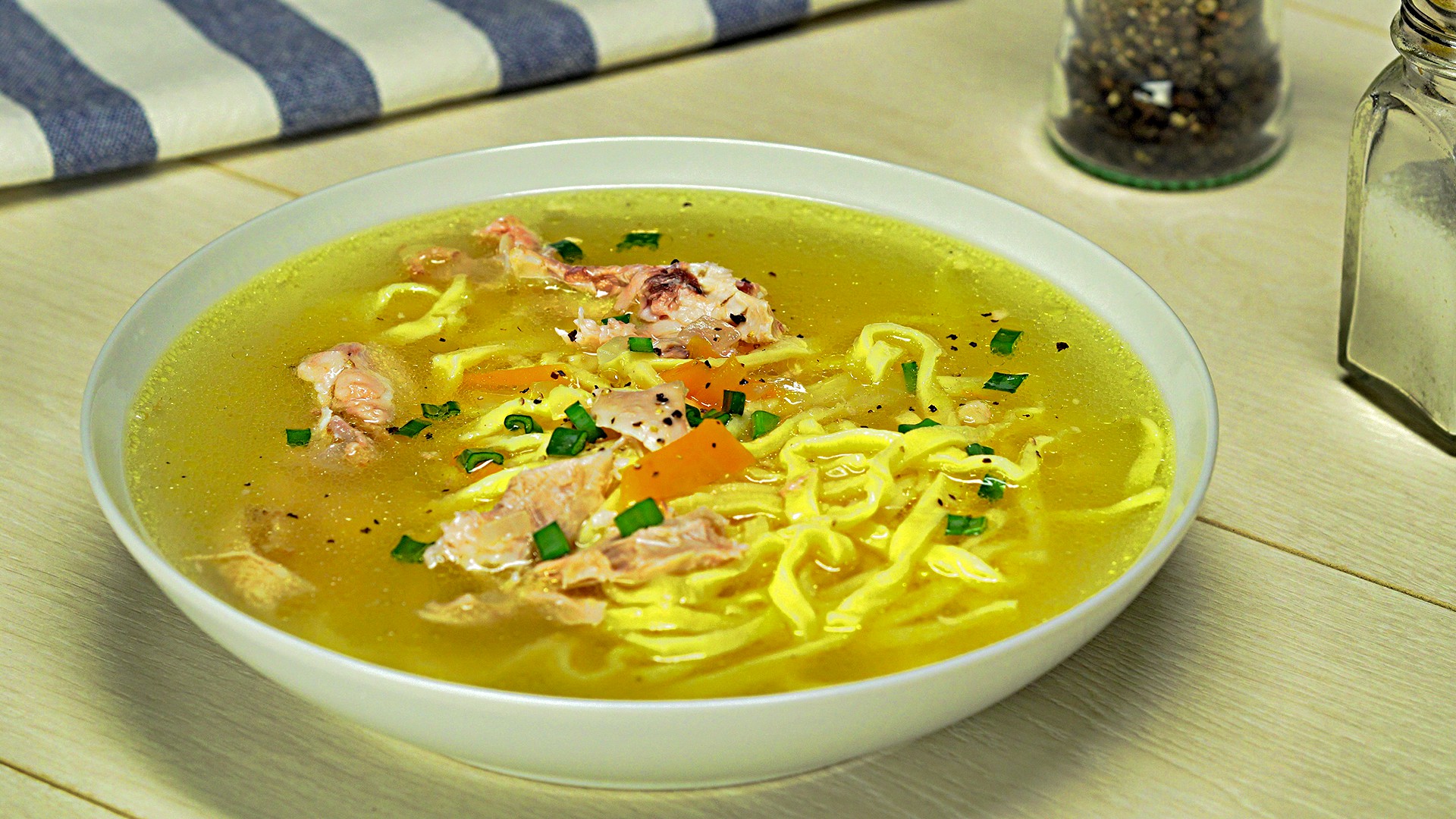 Рецепт вкусной лапши супа. Суп куриный вермишелевый. Лапшичный куриный суп. Вермишелевый супчик на курином бульоне. Куриный суп с капеллини.