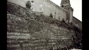 Извращение истории. Стена под Кремлем. Засыпанные землей здания.