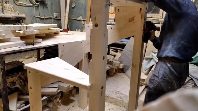 Как собрать поворот деревянной лестницы на 90 гр-сов с поворотными  ступенями.С чего начать сборку.