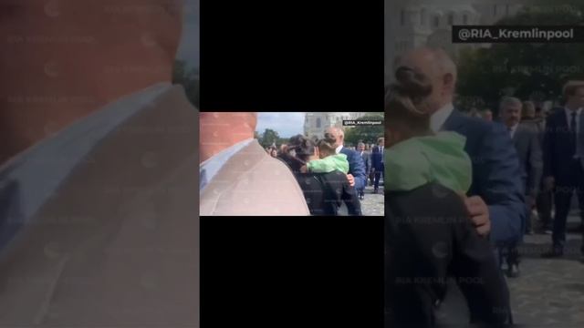 Путин после переговоров с Лукашенко вышел на уличную фотосессию с жителями Кронштадта