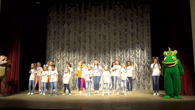 Попурри песен на стихи Ю.Энтина в исполнении Детского эстрадного хора "7 нот" смотреть онлайн