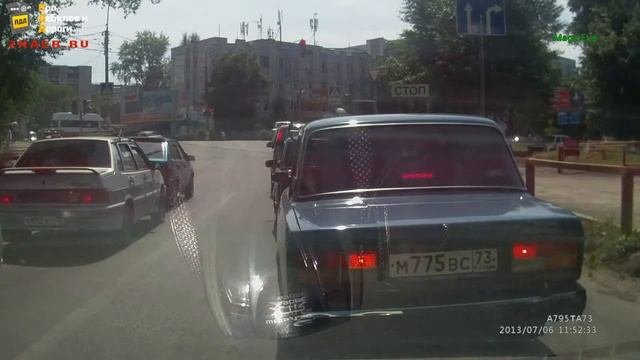 Отморозок. По встречке и на красный.