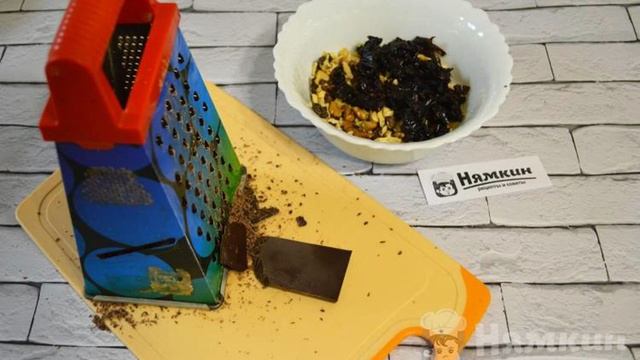 Творожный десерт в стакане с печеньем, орехами и черносливом
