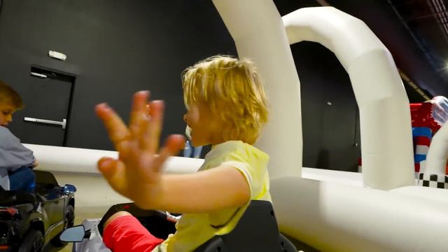 Крис празднует День Рождения своего друга - Детская вечеринка! смотреть онлайн