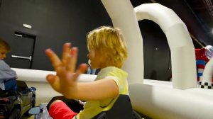 Крис празднует День Рождения своего друга - Детская вечеринка!