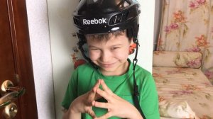 Эндрю хочет быть выше играть и прыгать на батуте