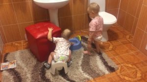 Смешное видео. Смешные дети. Дети и горшок. Двойняшки Артем и Арина
