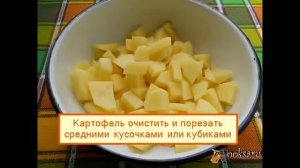 Картофель с куриными крылышками и баклажанами на сковороде