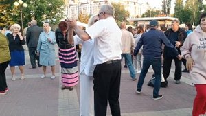 Парк победы Белгород Танцы круг друзей