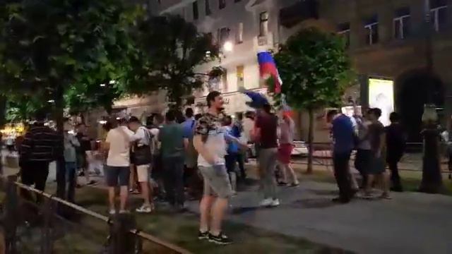 На улицах Санкт-Петербурга(ночью)кучи фанатов футбола