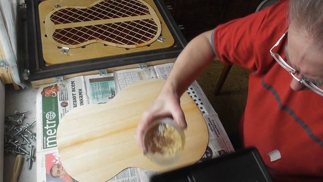 Склеивание трёх частей нижней деки вакуумным насосом в приспособлении на ЭДП(видео №880). смотреть онлайн