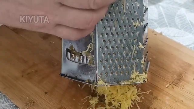 Просто беру фарш, картофель и маринованые огурцы и готовлю вкуснейший ужин.