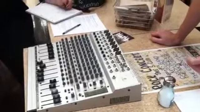 Live Sound Class: Mark Oesau explains aux sends on a mixer смотреть онлайн