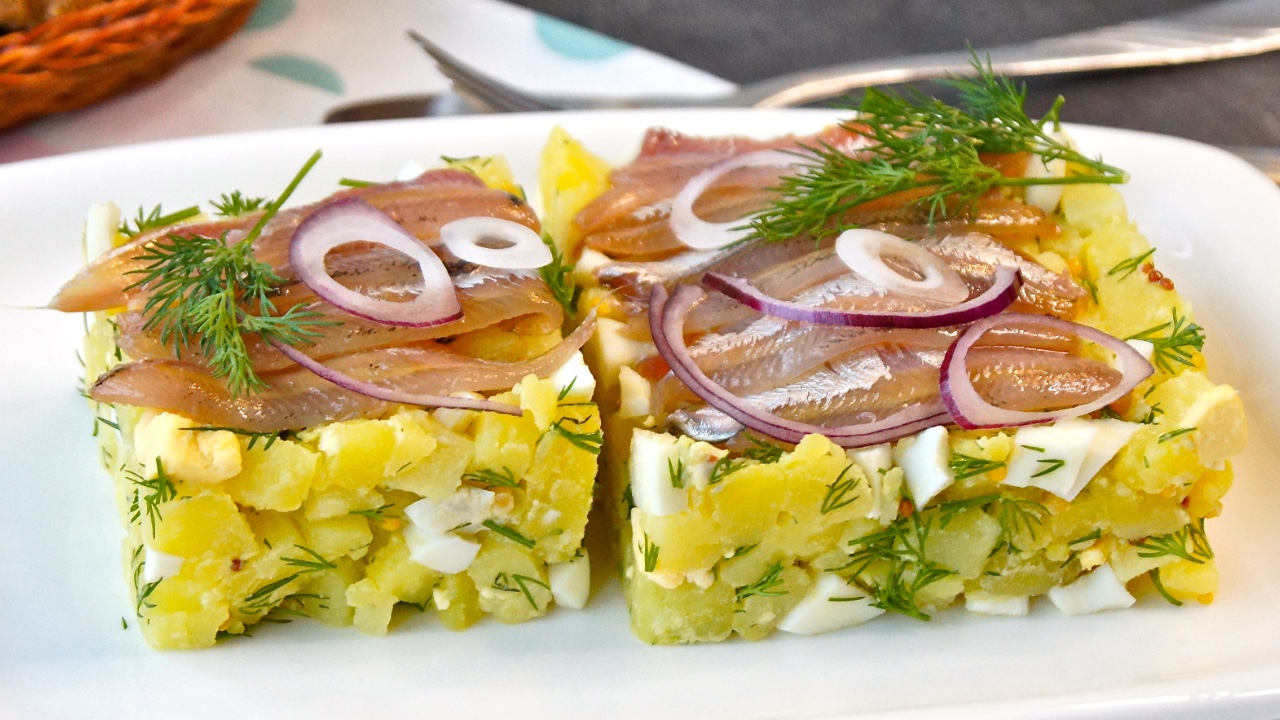 Салат с килькой, картофелем и яйцами, рецепт на праздничный стол и не только!