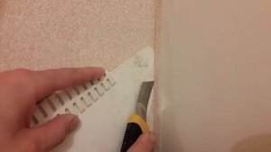 Ровно обрезаем обои в углу