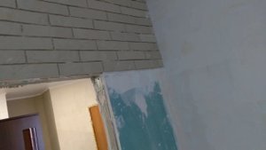 Начал класть гипсовый кирпичек на стену в кухне