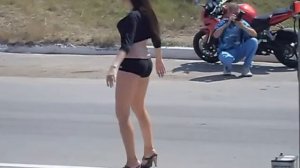 Красивые девушки танцуют!!! / Танцы на гонках!!! / длинные ноги