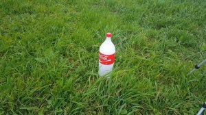 Что если кинуть сухой лёд в бутылки с водой?