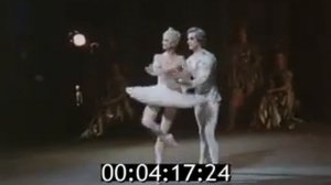 Галина Уланова дает последние наставления Людмиле Семеняка перед выходом на сцену в партии Авроры