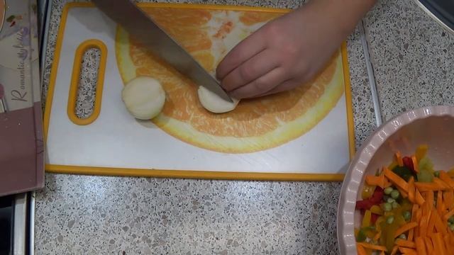 Курица в ореховой шубе, запеченная с овощами. смотреть онлайн