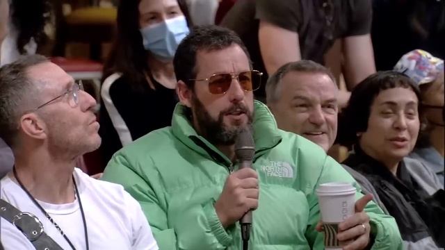 Adam Sandler Hangs Out in the Audience During Jennifer Aniston’s Interview смотреть онлайн