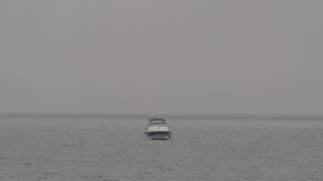 Катер на волнах