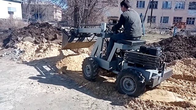 Работа с челюстным ковшом на самодельном минипогрузчике. смотреть онлайн