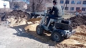 Работа с челюстным ковшом на самодельном минипогрузчике.