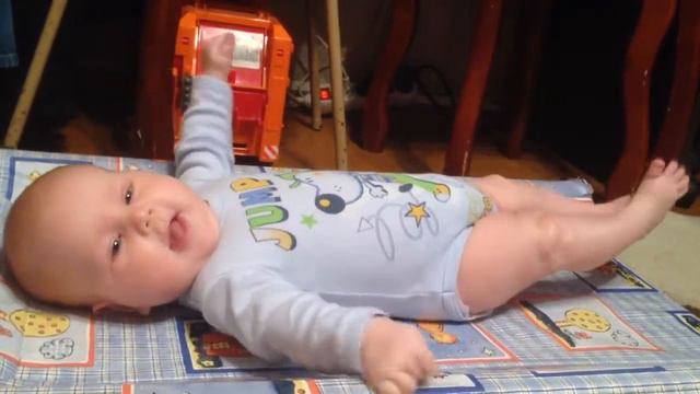 Первые попытки перевернуться смотреть онлайн