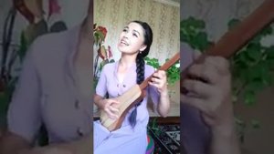 Комуз менен аябай соонун ырдаптыр кыргыз кызы 👍