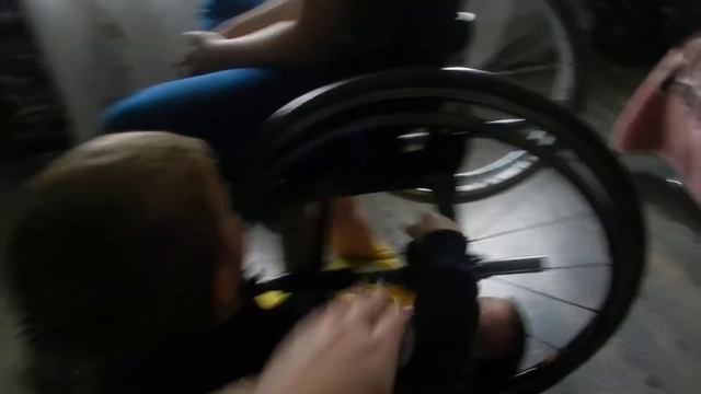 11-летний Даня поднимает своего друга на инвалидной коляске смотреть онлайн