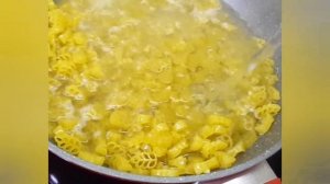 Макароны с плавленным сыром на сковородке. Самостоятельное блюдо, которое можно подать на ужин.
