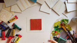 Создание фактуры с использованием текстурной пасты и вилки