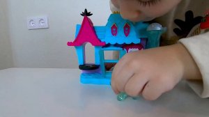 Вика распаковывает набор с куклой Фрозен холодное сердце Эльза и Анна