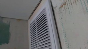 Показываю результат установки вентиляционной решетки на нашей кухне