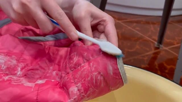 Чистим куртку от засаленных пятен. Делимся нашим способом смотреть онлайн