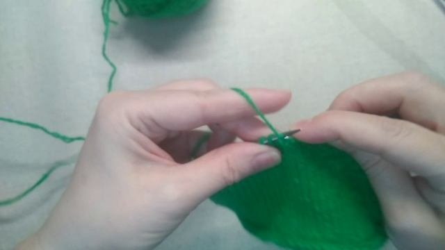 Как подобрать спицы для вязания? Как набрать петли на спицы крючком? Как связать образец?