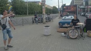 Numb - Linkin Park. В исполнении на барабанах на улице одним человеком в Екатеринбурге.