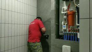 Настенный смеситель с тропическим душем. Установка душевого смесителя. Сантехник Сестрорецк.