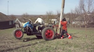 Вытаскивания бетонного столба при помощи навески минитрактора