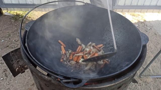 Что приготовить на ужин? СТИР ФРАЙ! Говядина с овощами в казане на костре. Вот это мужская кухня. смотреть онлайн