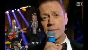 Elio e le Storie Tese e Rocco Siffredi : Un bacio piccolissimo - Sanremo 2013