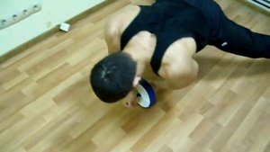 Упражнение с гимнастическим роликом на руки