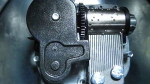 Механизм музыкальной шкатулки, точнее,музыкальной банки из под чая с неизвестной мне мелодией.