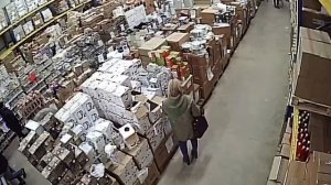 Сахалинку, подозреваемую в краже кошелька в дискаунтере, ищет полиция