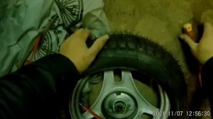 Замена покрышки на скутере Suzuki lets 4.