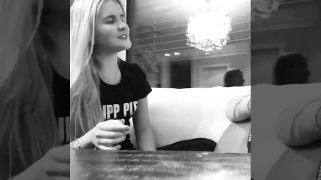 Устинья Малинина поет песню "Lost on you" смотреть онлайн